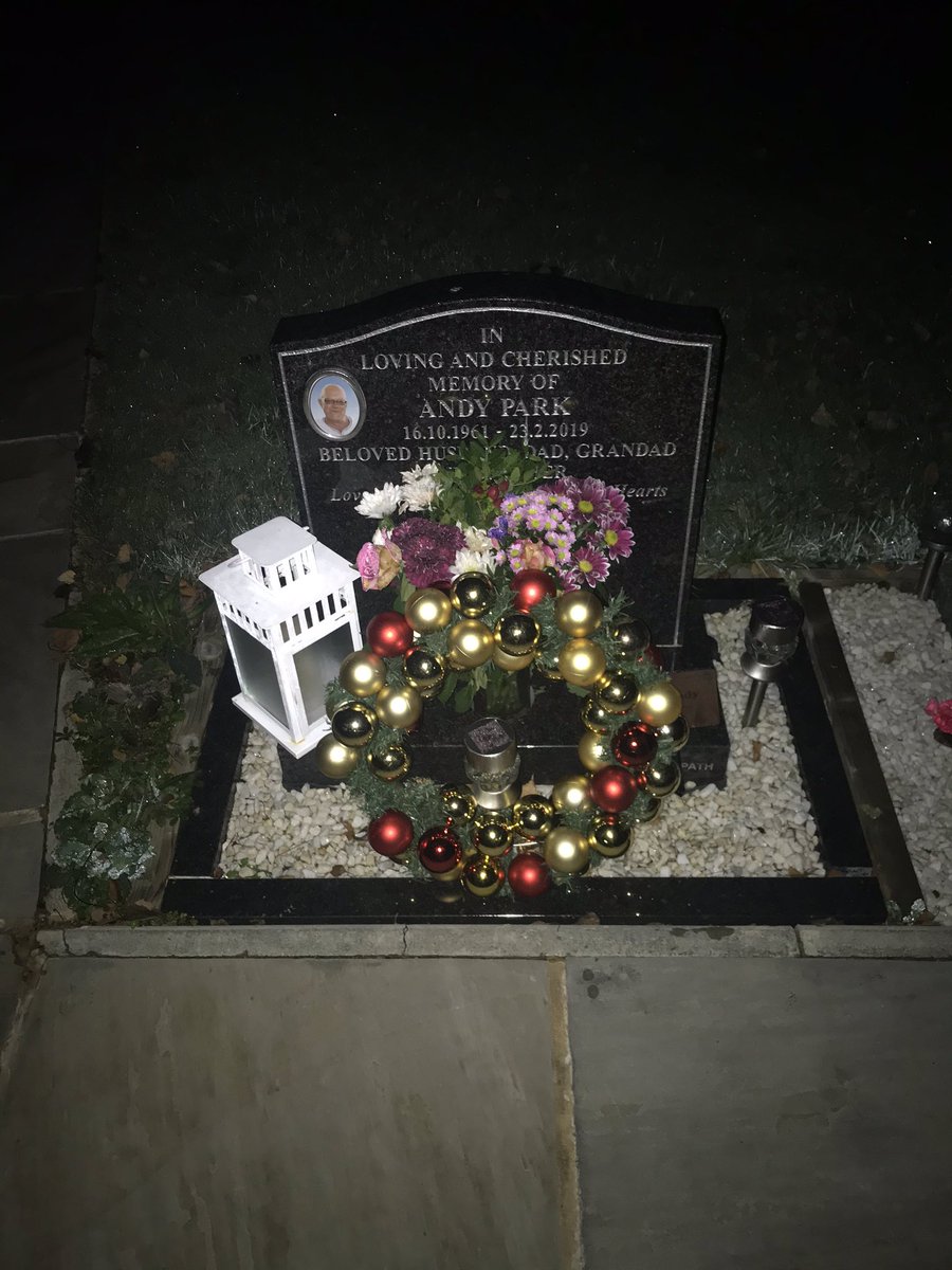 VMonumental's tweet photo. Our first wreath place on a clients fathers memorial. ✅🎄🎄😇 https://t.co/6dqJbonlb9