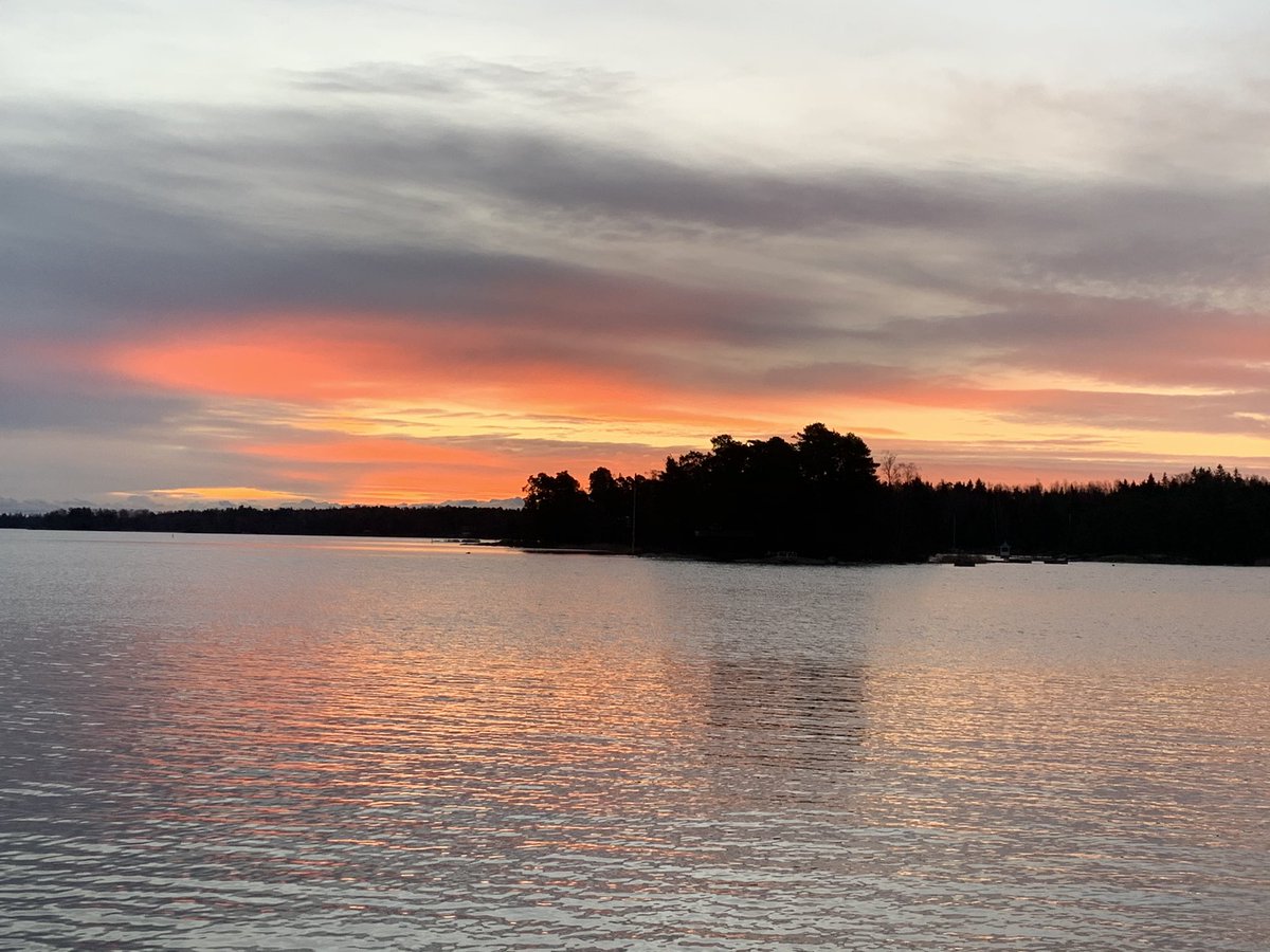 magalaal_'s tweet photo. Onneksi värejä mahtuu #marraskuu’hunkin. Huomenta #maanantai ja #uusiviikko! https://t.co/3dhkySxpLI