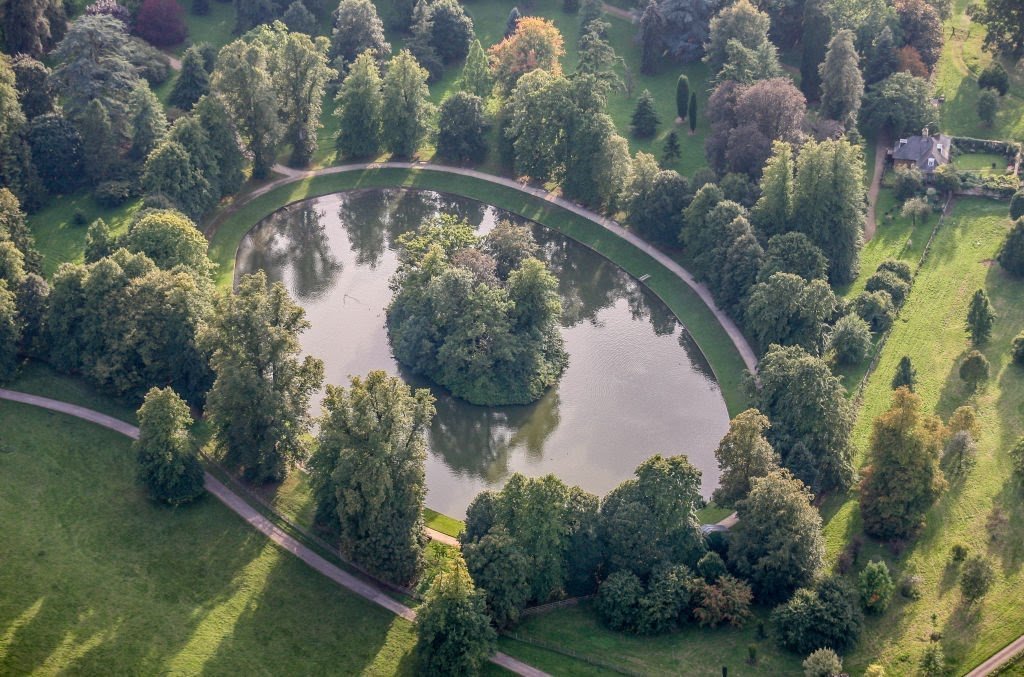 Alors que beaucoup de gens regardent  #thecrown j'avais envie de vous parler d'une tombe : celle de Diana  qui se situe sur une petite île à Althorp. Elle est inaccessible, ce qui alimente bien des rumeurs. 