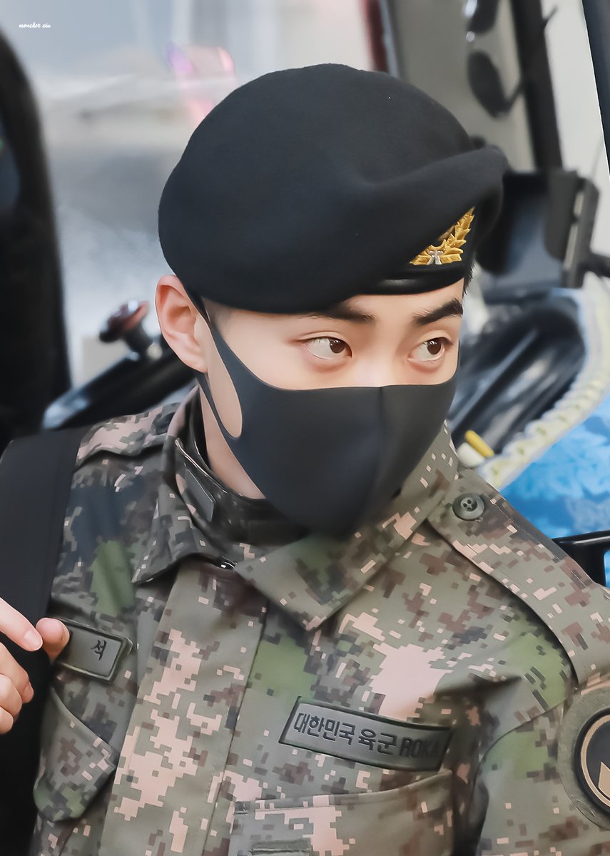 fireyeollie's tweet photo. Sargento Minseok cumpriu perfeitamente com seu dever, foi brilhante e exemplar no exército, agora é esperar os próximos os dias pro Xiumin do EXO aparecer, quero live, fotinhas, quero tudo, pois tô com saudades Kim Minseok, te amo!!!!!!!!! https://t.co/ANzEpxlg4I