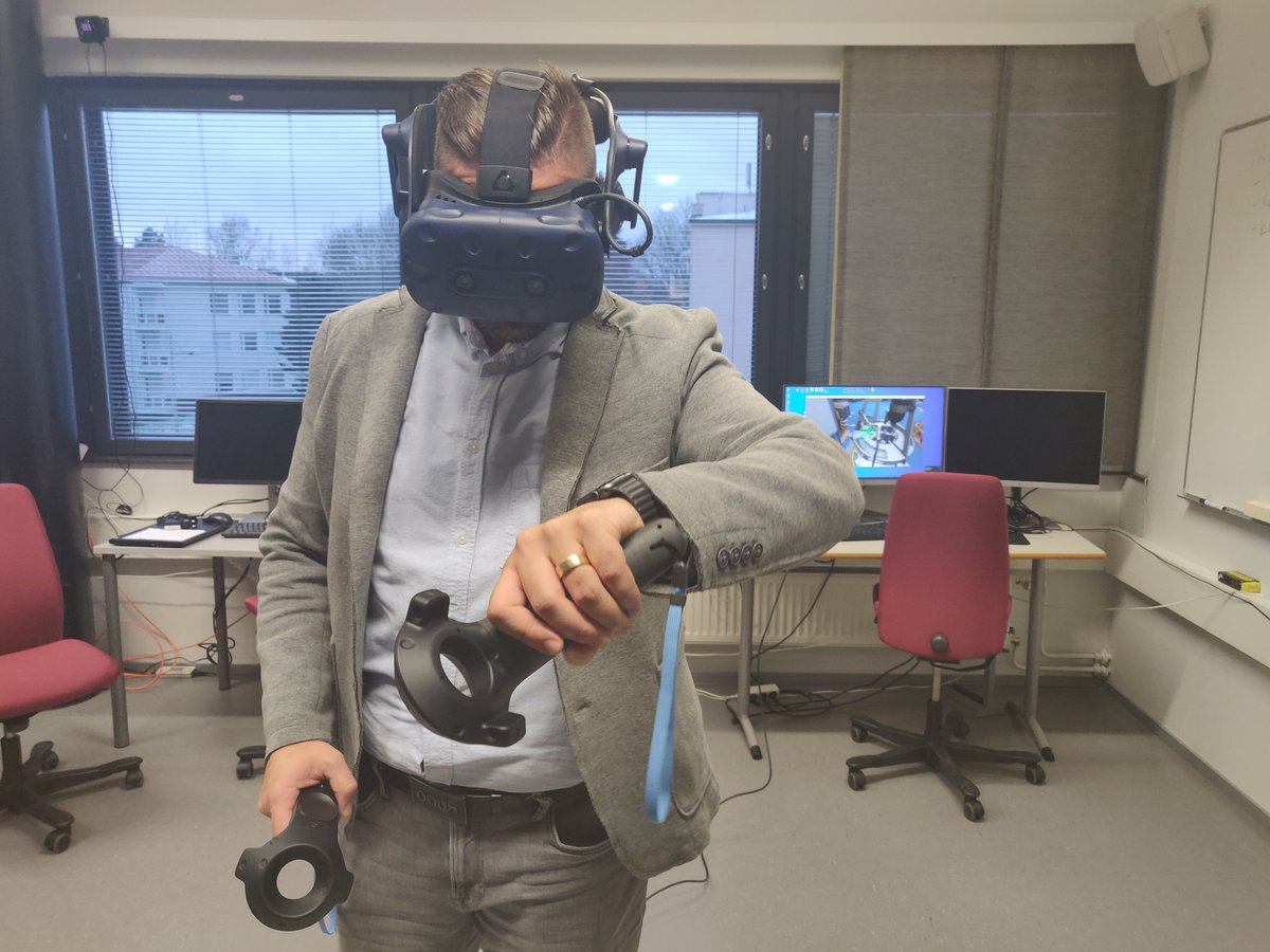 henrypaa's tweet photo. Pääsin perjantaina kokeilemaan @HamkSmart kehittämää VR-koulutussovellusta, joka tehty yhteistyössä @KONECorporation kanssa. Olen vakuuttunut VR:n mahdollisuuksista! Tule webinaariin kuulemaan ja keskustelemaan 10.12. https://t.co/Z0rs03kCyT @jmtorkkel #hamk @HAMK_Edu @HAMK_UAS https://t.co/IUwKr4LHtd