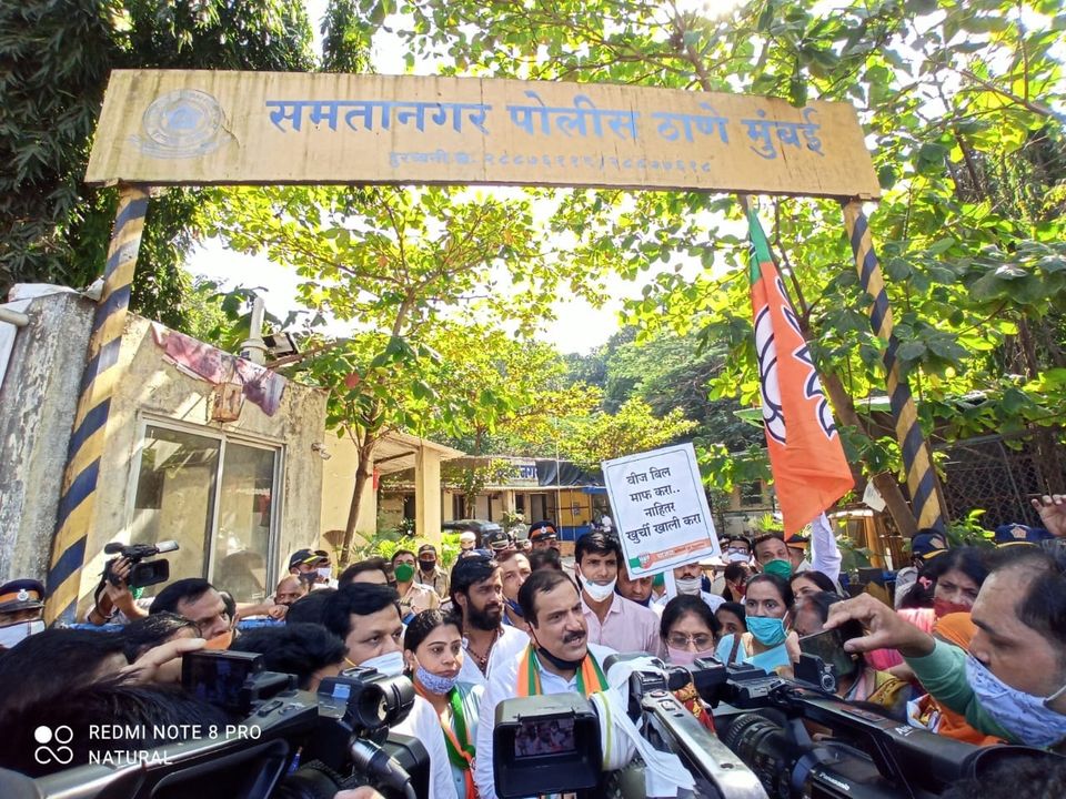 BJP4Maharashtra's tweet photo. संवैधानिक मार्गाने आंदोलन करण्याऱ्या आमदार अतुल भातखळकर यांना महाभकास आघाडी सरकारने सूडबुद्धीने केली अटक. 
#महाआघाडीवीजघोटाळा
@BhatkhalkarA @ChDadaPatil @Dev_Fadnavis 
@ShelarAshish @mipravindarekar https://t.co/l80IRfuSvx