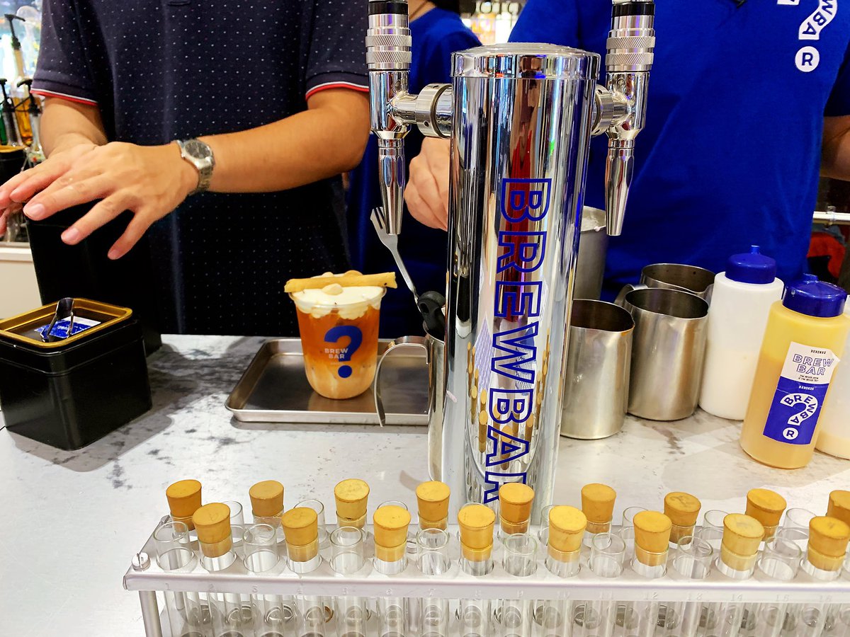 มึงงง ชาไทยทองมณีของ Brew bar แม่งอร่อยมาก ใครเป็นสายชาไทยคืออยากแนะนำให้ไปกินเลย รสชาติเข้ากันกับทองม้วนและขนมผิง ลงตัวพอดีเลย นี่เป็นคนชอบกินชามาก ถือว่าเป็นร้านโปรดเลย ไตล์ร้านฟิลแนวอวกาศ ห้องแลป แปลกใหม่มาก เหมาะกับไปถ่ายรูปอัพสตอรี่บนไอจีเลย แนะนำ

<a href="/aroii/">@aroii บอกต่อ</a>  #อร่อยบอกต่อ