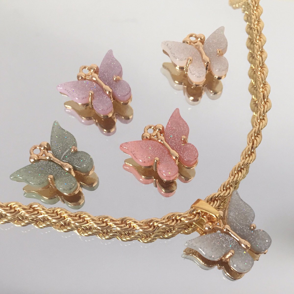 Tüm ürünlerimizin anti alerjik olduğunu ve denizde duşta gönül rahatlığıyla kullanabileceğinizi biliyor muydunuz? 💛 Üstelik 100₺ ve üzeri alışverişlerinizde kargo ücretsiz! 
online alışveriş için; shopier.com/vinajewelry
instagram; vinajewelry