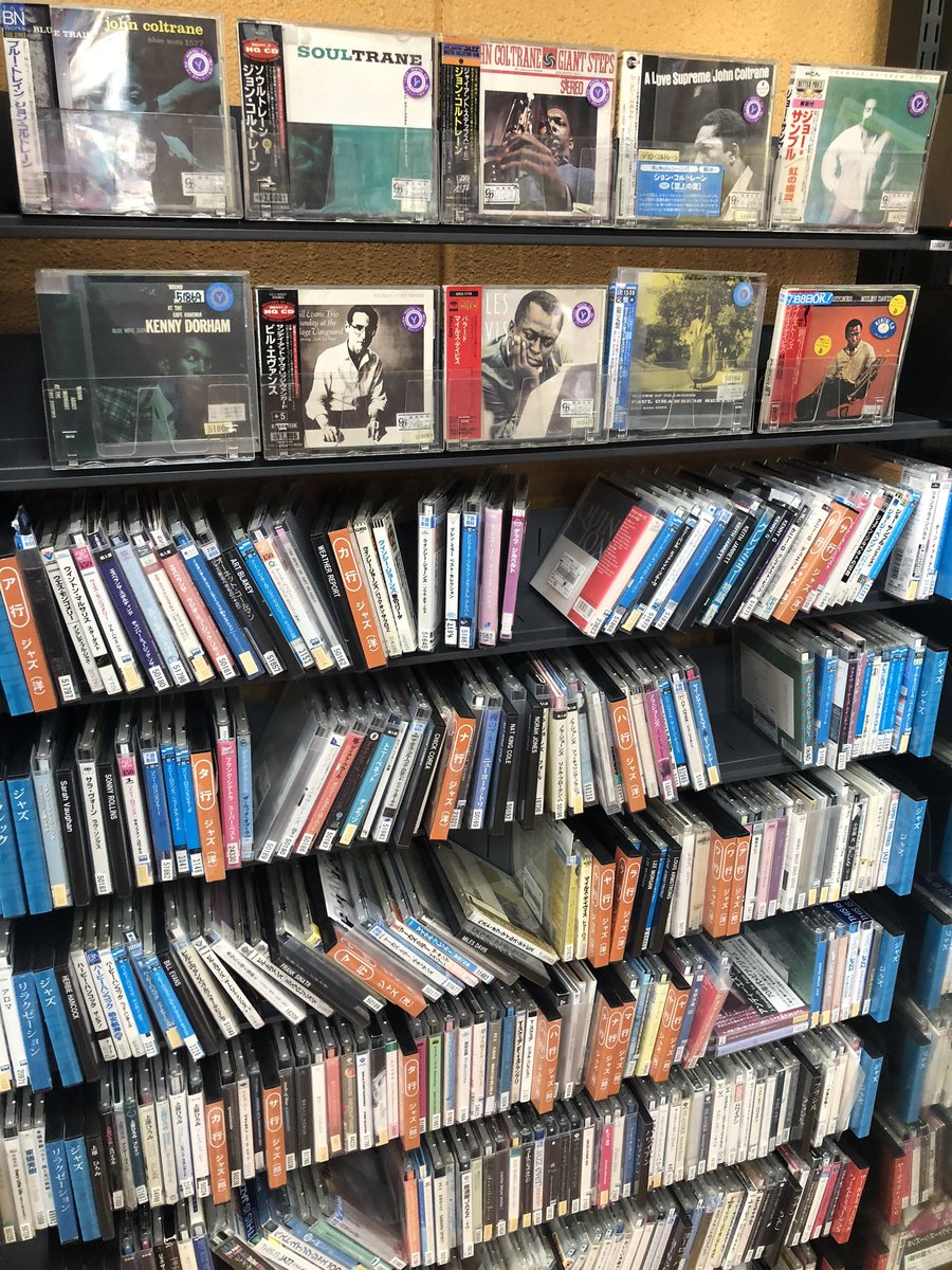 TSUTAYA4948's tweet photo. サウンド在庫全品処分最終セール中です💿🎷💿🎧！！

なんと！！

明日から100円セールを予定しております！！
また26日は最終セールでなんと…

🔥1枚🔥50円🔥販売します🔥

まだ5000枚以上在庫ありますのでダンボールにつめまくってください！
レッチリもスターウォーズもまだ在庫あり！！ https://t.co/0IZKckT3I8