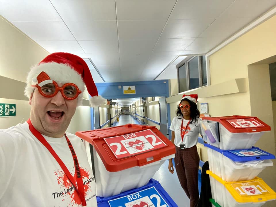 uk_tlf's tweet photo. Help support us this #christmas in providing gifts to adults going through #cancer treatment alone during #covid19 by downloading our guide, with all the ways you can help us spread kindness.
Visit: https://t.co/Ap6wjsZHET
#charity #fundraise #gift #kindness #christmasiscoming https://t.co/4BeIskrk6l