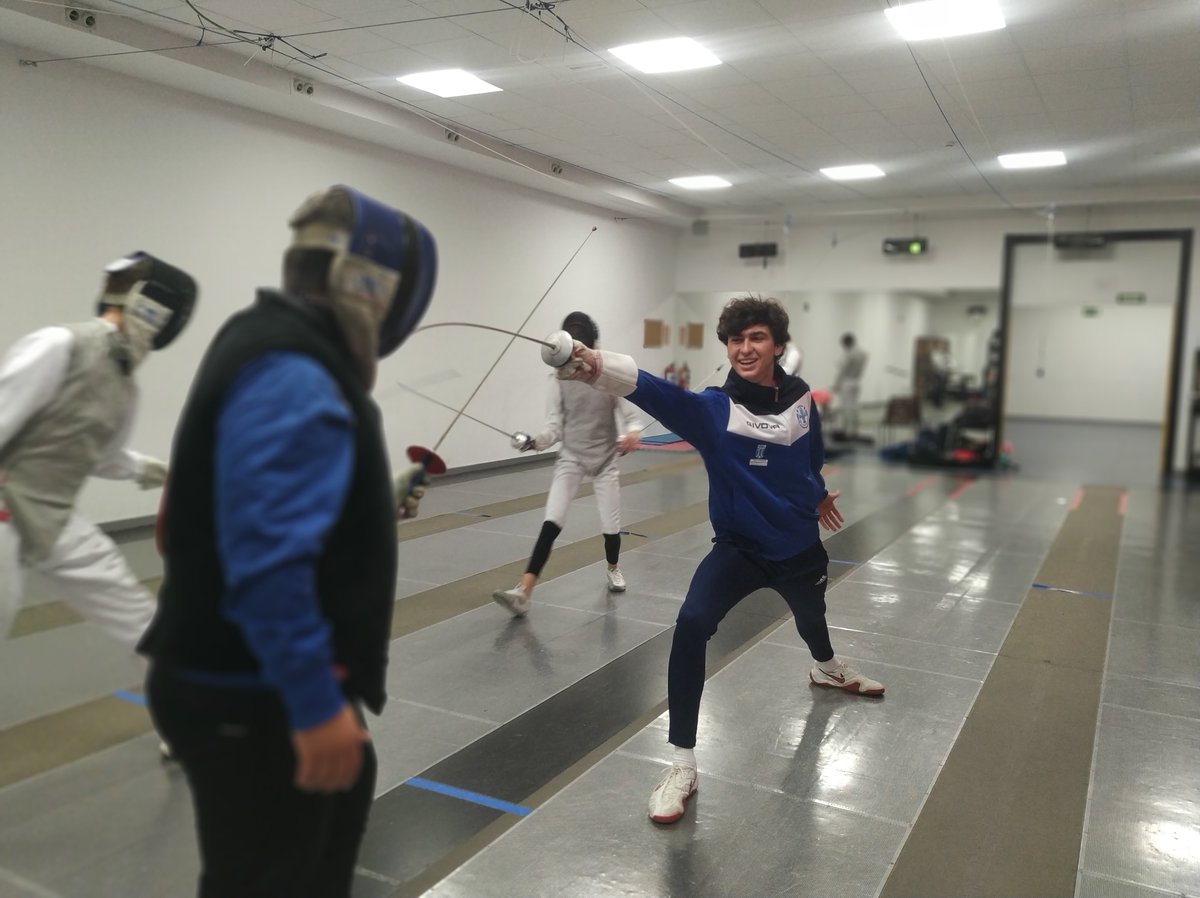 MajadahondaAyto's tweet photo. 🤺 “La esgrima es respeto, concentración y desarrollo mental”

💬 Entrevista de Mª Isabel Matey al esgrimista majariego Luis Díaz.

📌 La tienes en nuestro boletín municipal de noviembre:
↪️ https://t.co/VQFI1fV3ks https://t.co/0dphi5jc6m