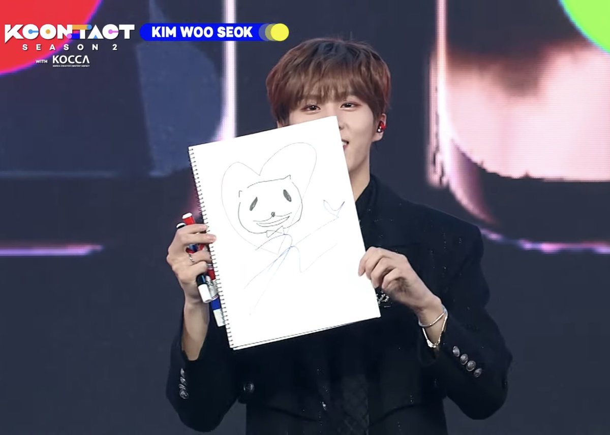 kkwithsw_ws's tweet photo. Thank you 김화백🖍 for sending me this precious gift🐱💕
The drawing from WOODZ x Eunsang x Wooseok is unique!!
‘Ddadda’ is so cute.. I love it too!!
I’m so grateful to have these.. ㅠㅠ
우석아 사랑해요<3
#김우석 #KIMWOOSEOK 

Thank you KCON for the video call and the gift #KCON https://t.co/q4U5wL1e3j