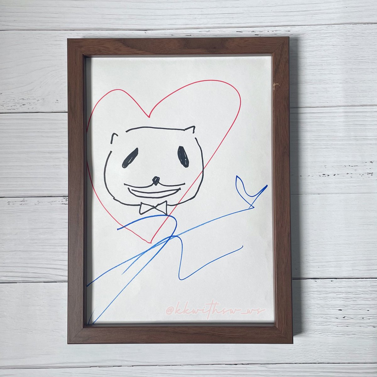kkwithsw_ws's tweet photo. Thank you 김화백🖍 for sending me this precious gift🐱💕
The drawing from WOODZ x Eunsang x Wooseok is unique!!
‘Ddadda’ is so cute.. I love it too!!
I’m so grateful to have these.. ㅠㅠ
우석아 사랑해요<3
#김우석 #KIMWOOSEOK 

Thank you KCON for the video call and the gift #KCON https://t.co/q4U5wL1e3j