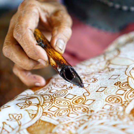 ce71ne's tweet photo. One of the arts is batik, an Indonesian technique of wax resist dyeing applied to whole cloth. The specialty of Surabaya batik will appear if you pay close attention to it. The example is Batik Parang, Sidomukti, Kawung, etc. https://t.co/J7Oxf9ODNP