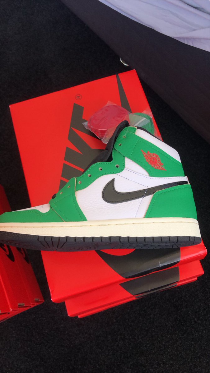 outthebackdoorr's tweet photo. Some recent success. should start moving some of these bricks soon. 

S/o @SneakerguideNz https://t.co/8dz5tcdrCW