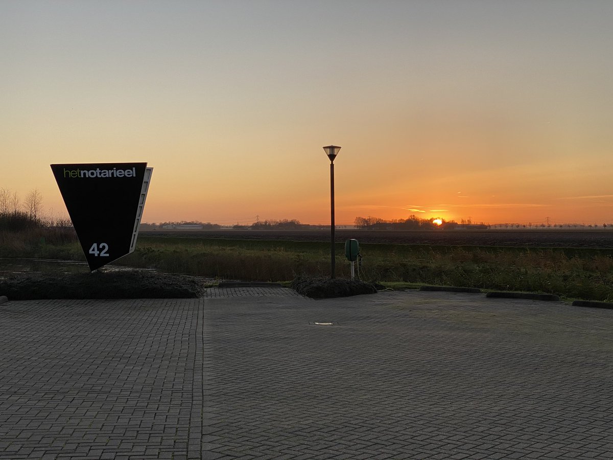 poldernotaris's tweet photo. Rise and shine! Goedemorgen in #depolder #flevoland #mooieluchten #noordoostpolder https://t.co/lE3FeUYOmL