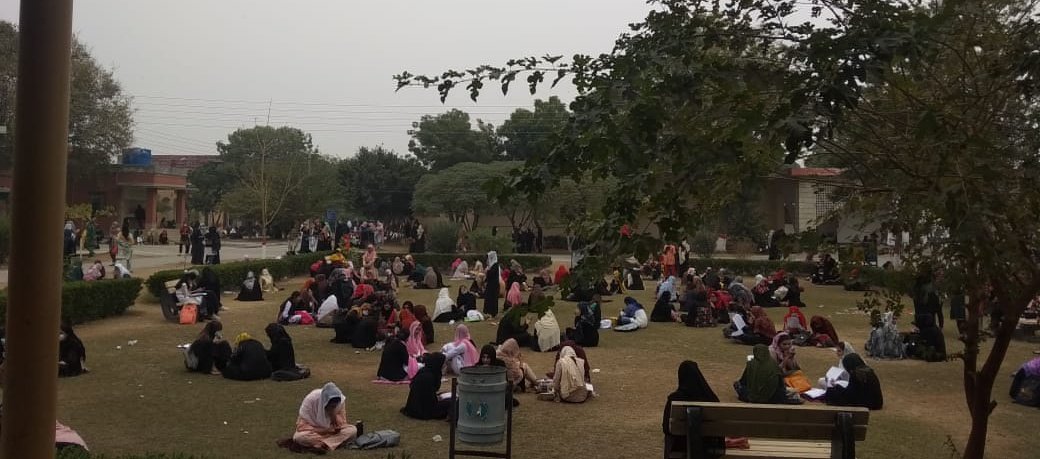 pgctoba's tweet photo. RIP SOPs 😐 before #Exams scene at #GCWUF 
(Faislabad) 💔 
#closeallinstitutions 🙏 lives before anything 🇵🇰 https://t.co/nfE9kT6oOJ