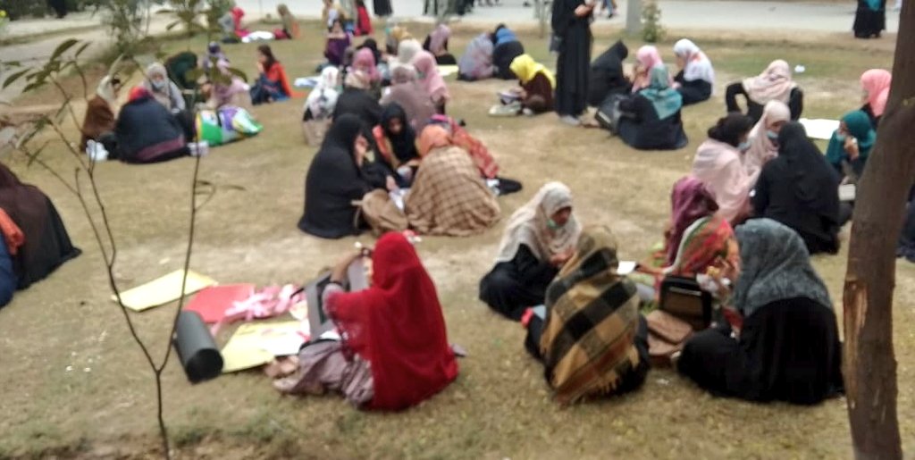 pgctoba's tweet photo. RIP SOPs 😐 before #Exams scene at #GCWUF 
(Faislabad) 💔 
#closeallinstitutions 🙏 lives before anything 🇵🇰 https://t.co/nfE9kT6oOJ