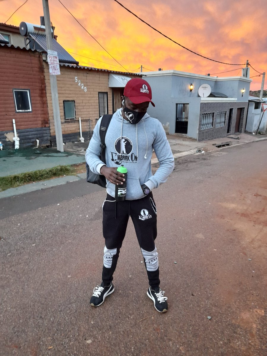 Fit24Coach's tweet photo. Morning and happy *Embark On Clothing* Monday 🥳🥳🥳🥳 follow @Embark_On_
wake up and show up! Anything is possible. https://t.co/ZisebPS85l
