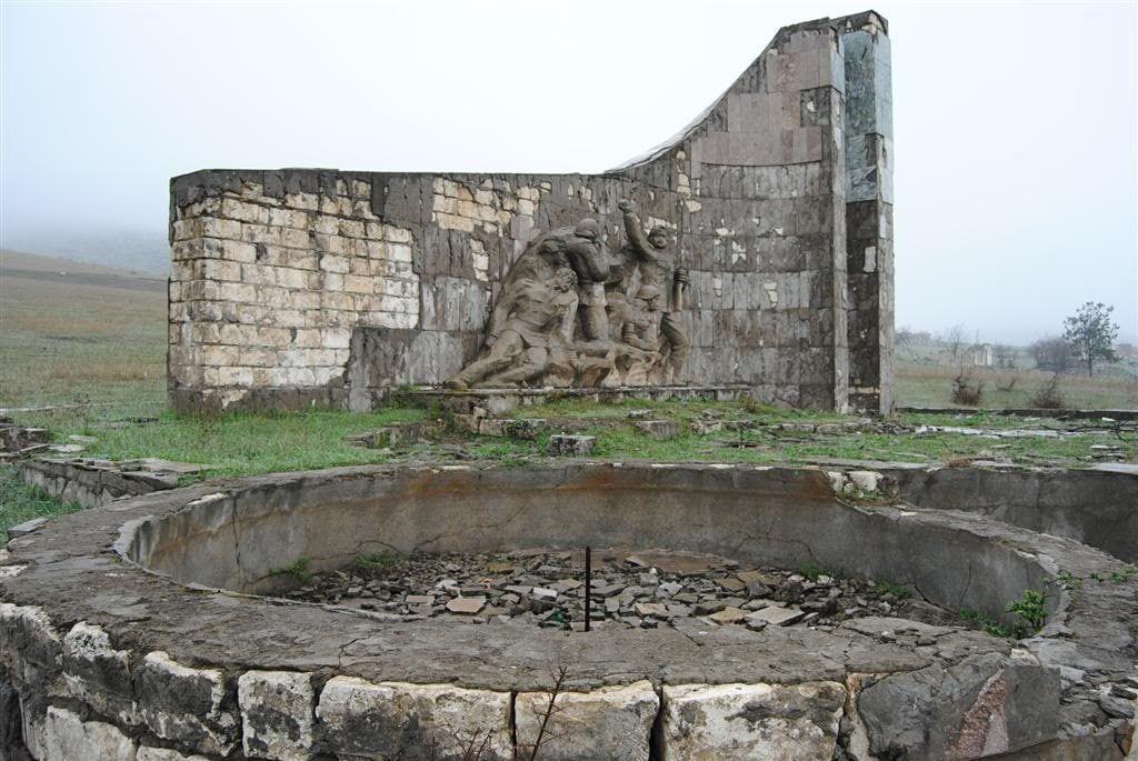 HautKarabakh's tweet photo. Les résultats de l'occupation d'#Agdam par les forces armées arméniennes : les bâtiments sont détruits, les arbres abattus, il ne reste que des ruines. Depuis 28 ans, les seuls occupants de cette ville étaient des animaux et quelques soldats @libe, @lemondefr,@lobs #HautKarabakh https://t.co/17IzNyikdL