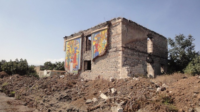 HautKarabakh's tweet photo. Les résultats de l'occupation d'#Agdam par les forces armées arméniennes : les bâtiments sont détruits, les arbres abattus, il ne reste que des ruines. Depuis 28 ans, les seuls occupants de cette ville étaient des animaux et quelques soldats @libe, @lemondefr,@lobs #HautKarabakh https://t.co/17IzNyikdL