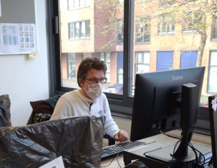 Robert en zijn collega's van #ServicepuntXL proberen steeds met nieuwe initiatieven te komen, om deze coronatijd een klein beetje gemakkelijker te maken voor kwetsbare Hagenaren. Zelf vindt hij deze tijd ook niet altijd even gemakkelijk. Lees mee!
indebuurt.nl/denhaag/gezond…