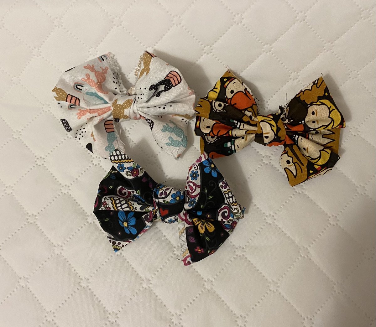 elocinatsirt's tweet photo. Alligator clip bows! They’d make great stocking stuffers with Christmas coming up! 🎄🎄 
$2.50 each, with a $3 shipping fee. https://t.co/4AbyymEGHl