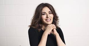 conytrevors's tweet photo. @harrisonposting I don't think Aubrey Plaza looks like female Joe Jonas 🤷‍♀️ I think ✨ Jane Jonas ✨ looks more like famous chef, Nigella Lawson. https://t.co/bcgFUBq0Oi