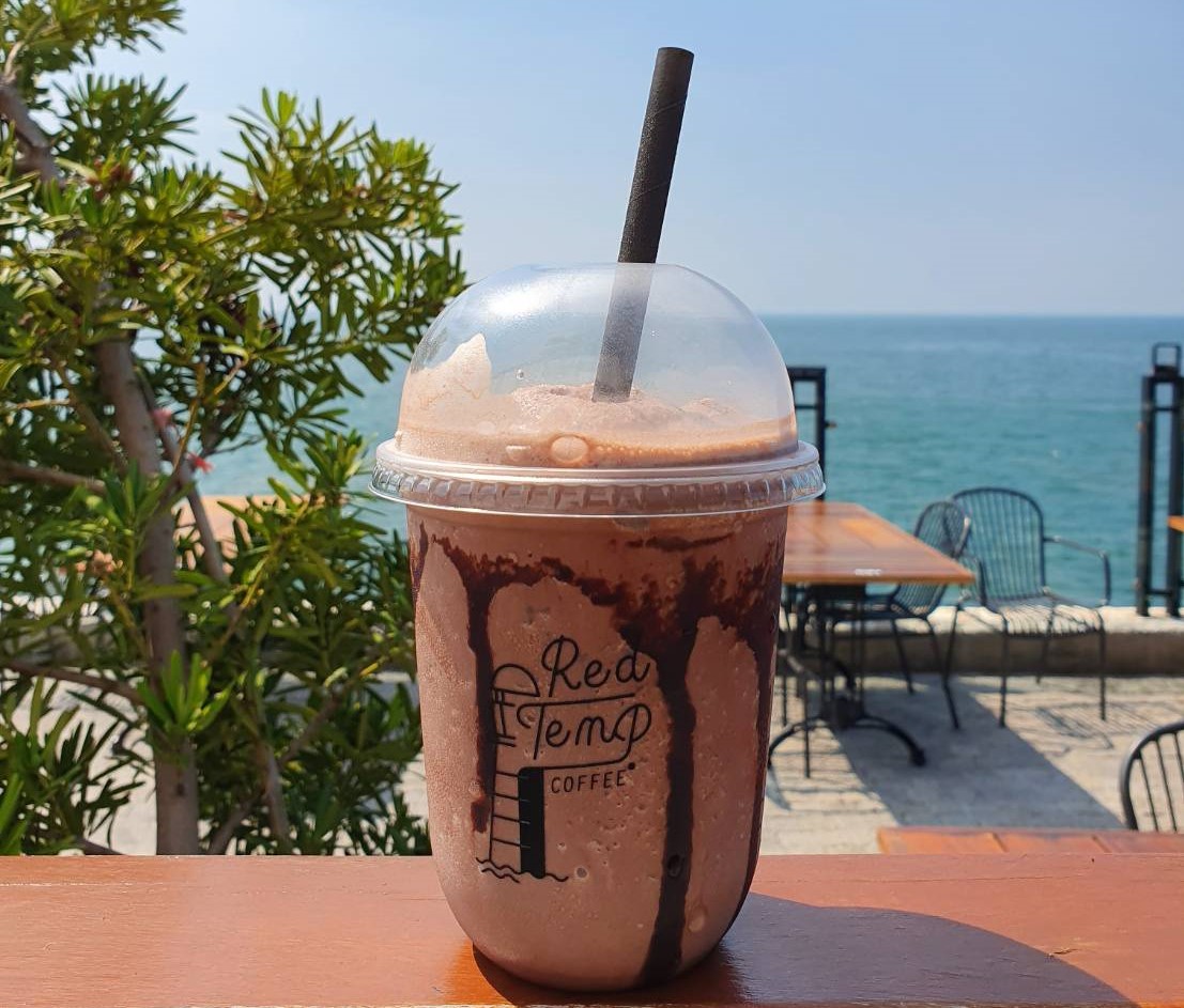 AP_Inspire's tweet photo. ☕ นั่งจิบกาแฟรสเลิศ พร้อมชมวิวพระอาทิตย์ตกดินริมทะเลสวยๆ ที่ "Red Temp Coffee" บางแสน 🌥
ร้านคาเฟ่ที่ชวนให้รู้สึกถึงบาหลี เพราะด้วยบรรยากาศการตกแต่งร้าน สีขาวผสมกับสีไม้ให้ความรู้สึกอบอุ่น แถมรสชาติกาแฟยังเป็นสูตรเฉพาะ รสนุ่มละมุน
#APThai #RedTempCoffee #รีวิวบางแสน #รีวิวคาเฟ่ https://t.co/o2YEu62m0O
