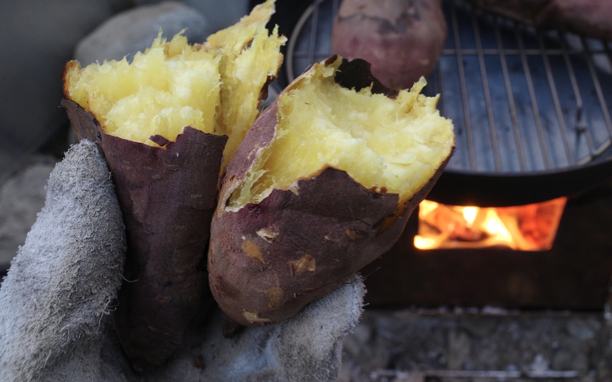 カルクウ 激甘激ウマ スキレットで焼き芋してみたら綺麗に焼けて 中は甘々ホクホクで 皮が甘いキャラメルみたいにパリパリに焼けてホント旨い T Co Hwp6ok92pl Twitter