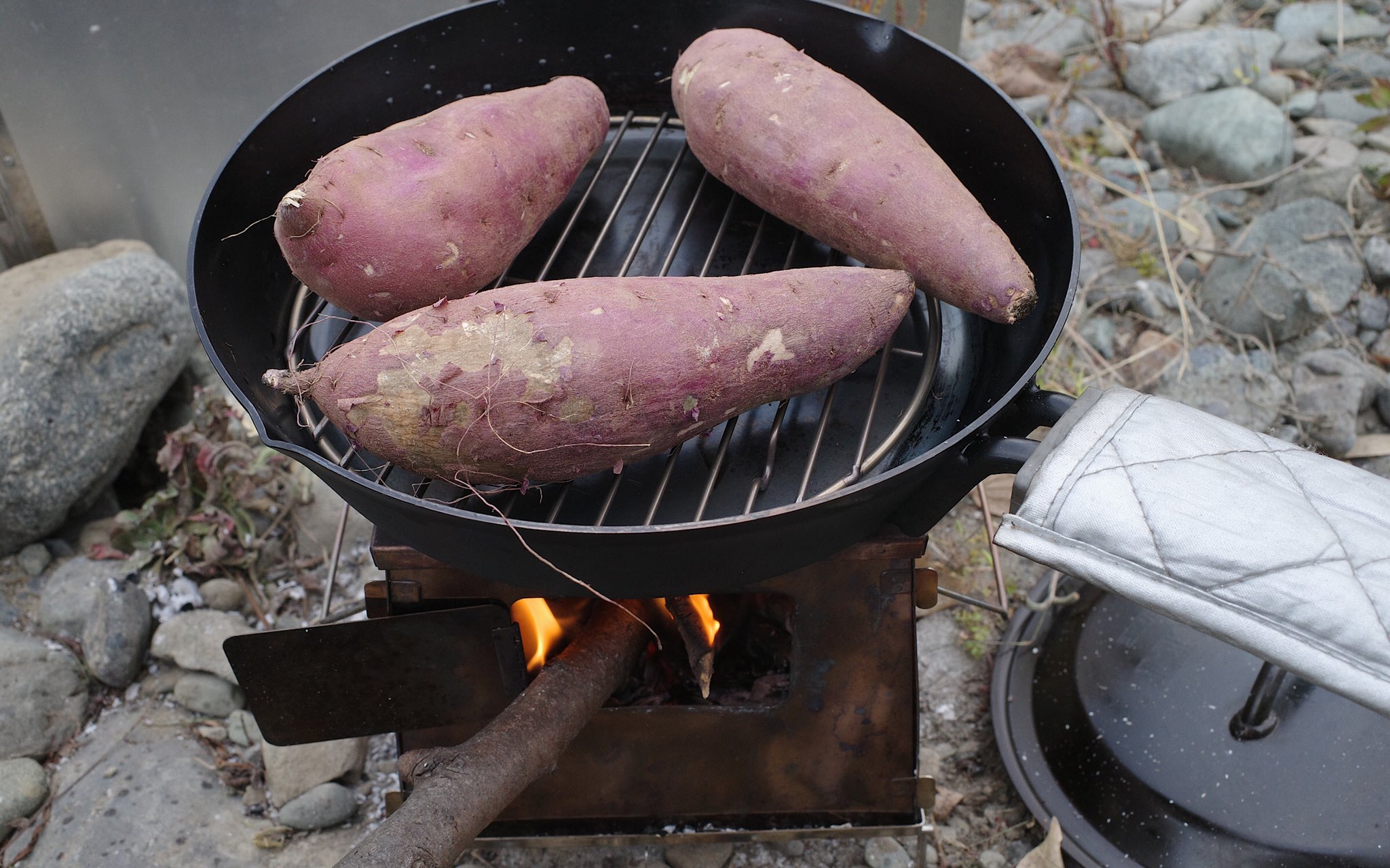 カルクウ 激甘激ウマ スキレットで焼き芋してみたら綺麗に焼けて 中は甘々ホクホクで 皮が甘いキャラメルみたいにパリパリに焼けてホント旨い T Co Hwp6ok92pl Twitter