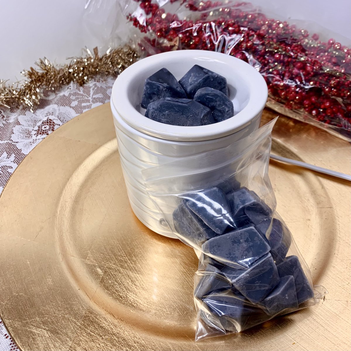 GoldenBlendsCo's tweet photo. @notmyluv Hi! I’m Alliyah and I sell handmade aromatic skin care products, candles and wax melts! ✨ My products make for amazing stocking stuffers and/ or mood boosters to have around the house this holiday season!

https://t.co/i2eLEONfqM
https://t.co/h0DeFd1IiW https://t.co/sFVwaiKfIy