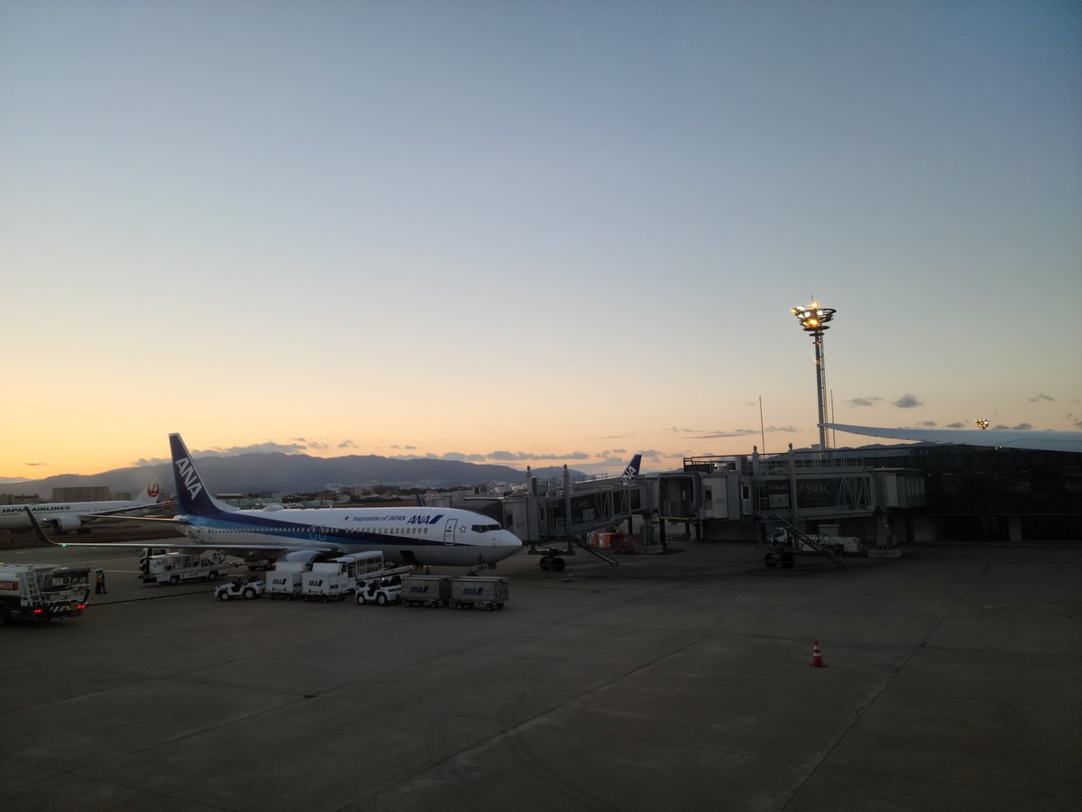 kunitori2017's tweet photo. 機内は満員‼️
遠くに見える山は六甲山です。
#ANA34 #kntr https://t.co/6GtjLTd0lG