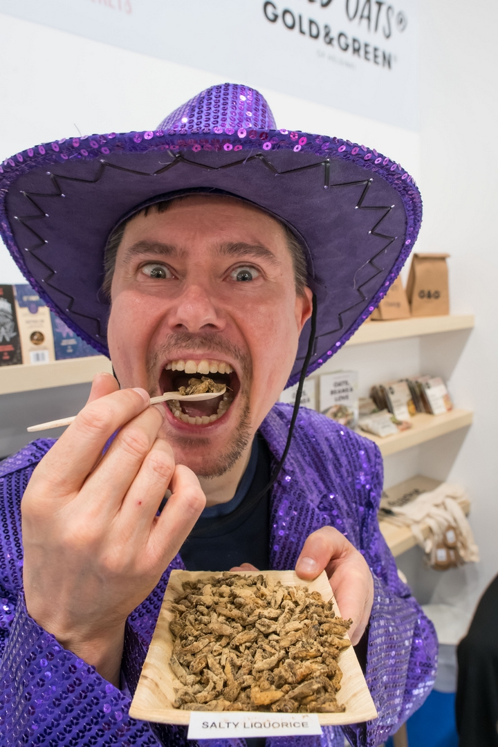 Grüne Woche 2020, Berlin. Essen der Zukunft.
Party Bugs aus Finnland. Pasi ist geröstete und gewürzte Grillen. Sorte salzige Lakritze.

#eatingbugs #eatinginsects #eatinsects #edibleinsects  #insektenessen #insektensnack #insectsnack #partybugs #partybugssnacks #snackinsects