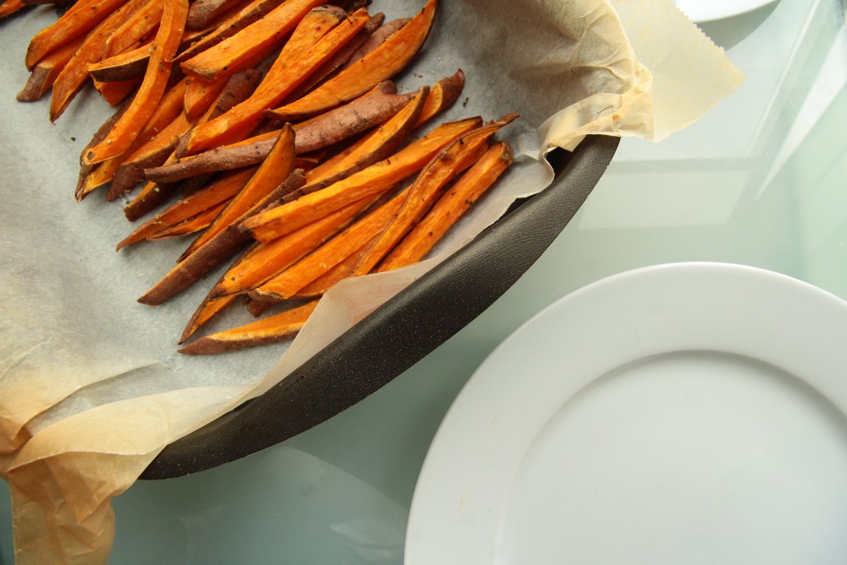 KidSmilesNC's tweet photo. Got #SweetPotatoes on your #Thanksgiving menu? 🍠 The teeth-friendly food is packed with gum-healthy vitamins A and C! Be sure to skip the sticky marshmallows.  #CleanEats https://t.co/PbyDtpf2fE