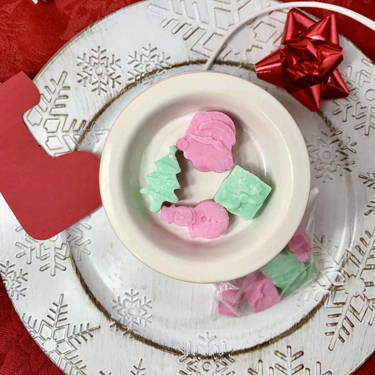 GoldenBlendsCo's tweet photo. @katdourian @BridgShop Hi! I’m Alliyah and I sell handmade aromatic skin care products, candles and wax melts! ✨ My products make for amazing stocking stuffers and/ or mood boosters to have around the house this holiday season!

https://t.co/y7EjUr8Q3I
https://t.co/fbGFBN3Uij https://t.co/TXKSKSDkse