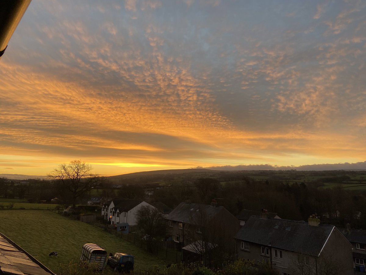 drannaspanna15's tweet photo. Morning sky over burnmoor #Mewith #NorthYorkshire https://t.co/AOmI7re7kV