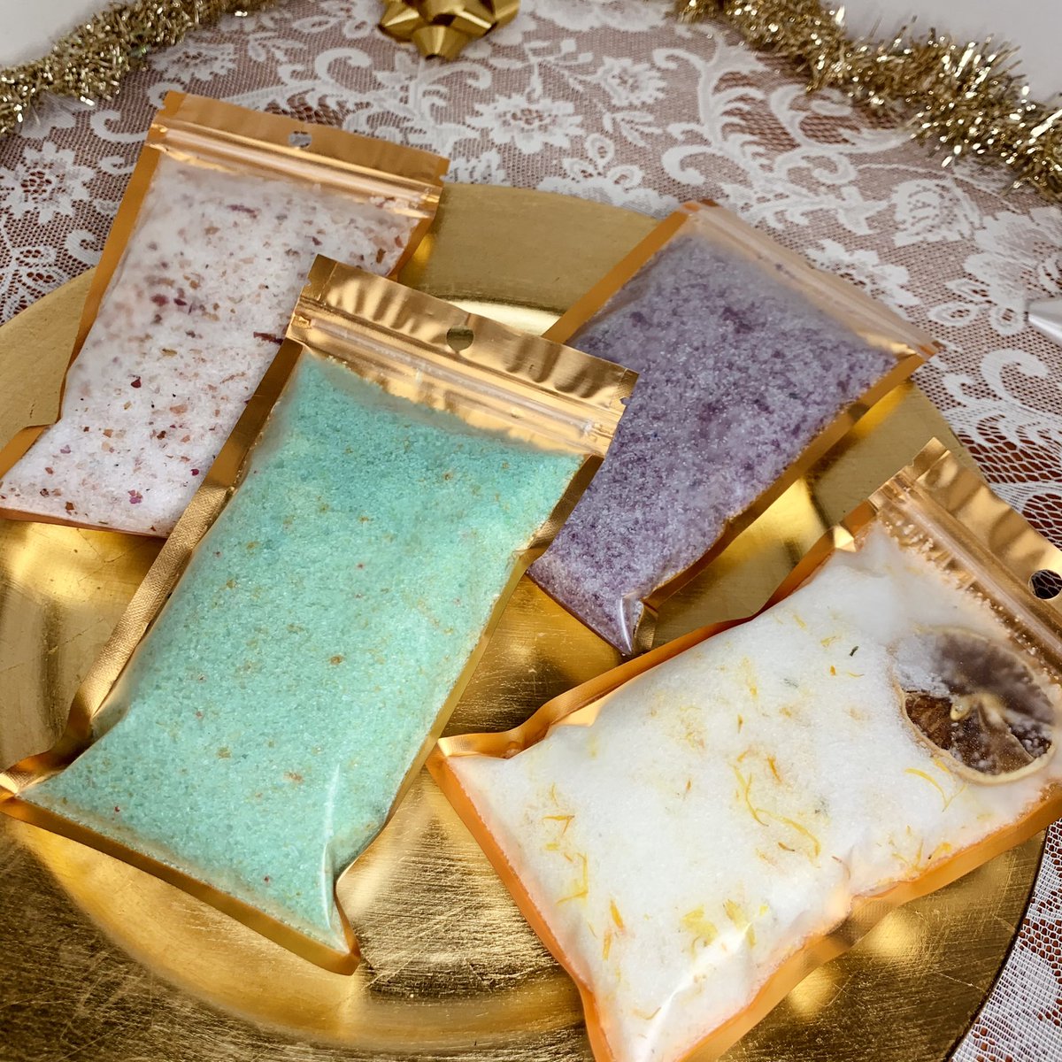 GoldenBlendsCo's tweet photo. @realcocoagirl Hi! I’m Alliyah and I sell handmade aromatic skin care products, candles and wax melts! ✨ My products make for amazing stocking stuffers and/ or mood boosters to have around the house this holiday season!

https://t.co/i2eLEONfqM
https://t.co/h0DeFd1IiW https://t.co/beIhH5uyOG