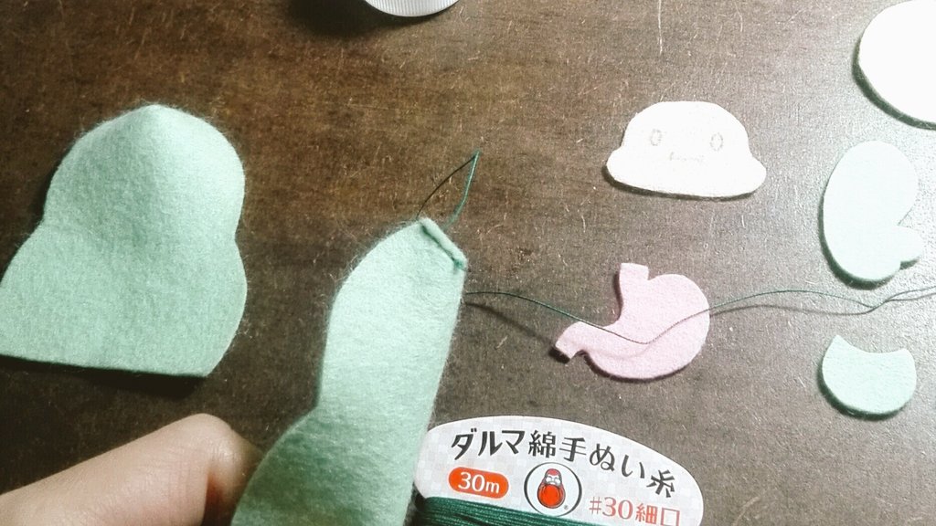 ハナトハルカ 自立するまんぷくちゃんの作り方1 トレーシングペーパーに型紙を鉛筆でなぞり それをフェルト に擦り跡をつける カットして頭の部分を重ねて縫う 裏返して顔の部分を好きに刺繍したものを縫い付ける