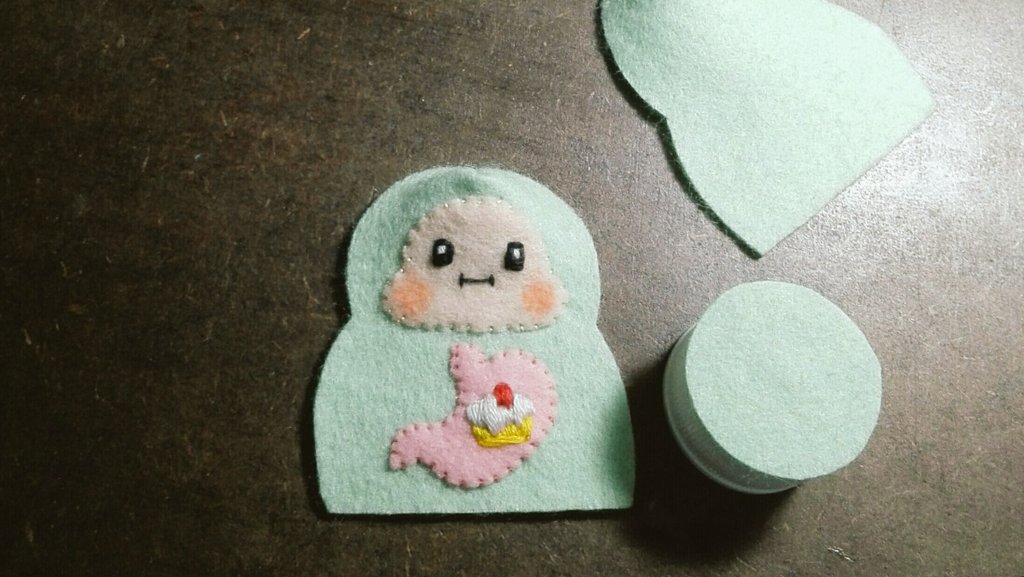 ハナトハルカ 自立するまんぷくちゃんの作り方1 トレーシングペーパーに型紙を鉛筆でなぞり それをフェルト に擦り跡をつける カットして頭の部分を重ねて縫う 裏返して顔の部分を好きに刺繍したものを縫い付ける