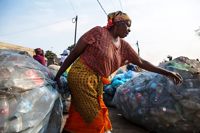 IndicoRevista's tweet photo. Das mãos dos catadores de lixo para as trituradoras das indústrias de reciclagem. Leia a reportagem de @eltonl.pila sobre um negócio que transforma vidas na edição nº 64 da @IndicoRevista . Link na bio.

Foto/Photo: Ricardo Franco
#mozambique #recycle #plastic #industry #landfill https://t.co/LYeKiKb7Jg