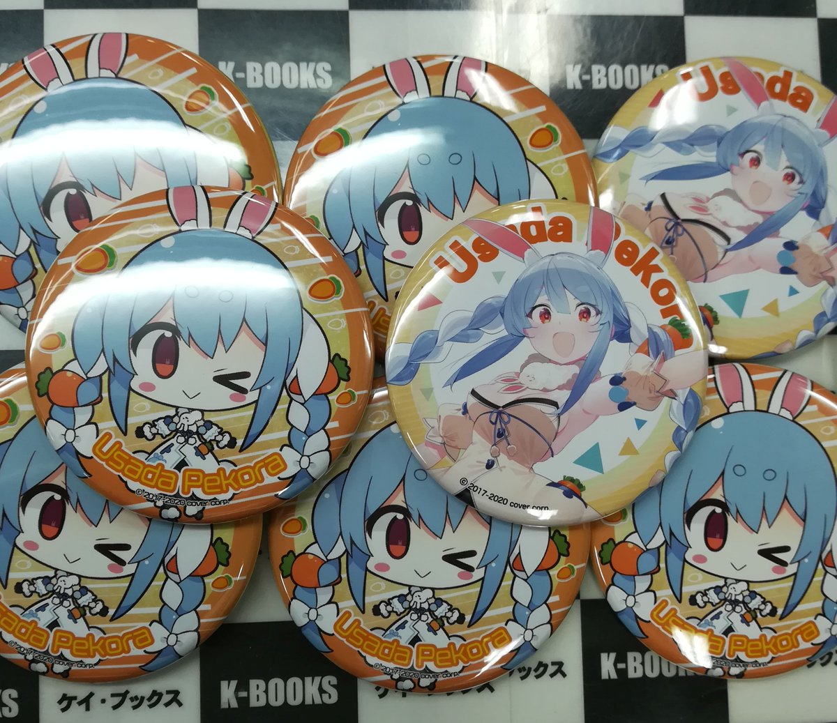入荷情報】 #ホロライブ ぺこーらと船長の ツクモコラボ缶バッジ