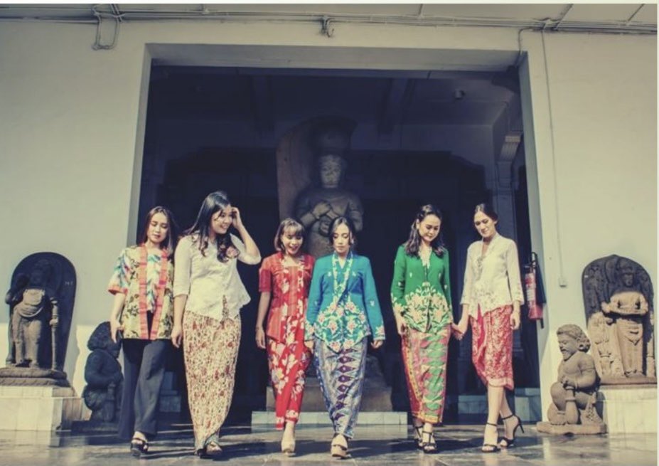 anabella17081's tweet photo. They have two methods using a long piece of cloth. The classical method has many rules and not flexible while contemporary methods are very easy to do.

Anabella rosalina-group 2
#universitasairlangga
#universitasudayana
#universitaskristenpetra
#ukp #pcu #surabali 
#surabali2020 https://t.co/2foSzUbQfO
