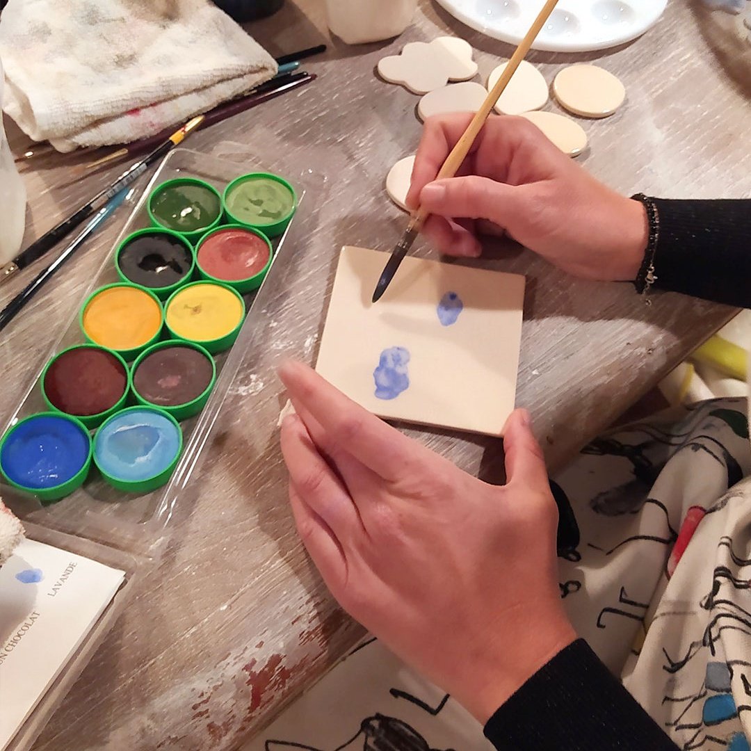 Aujourd'hui, c'est session #peinture sur céramique 🖤 Hâte de vous montrer notre première collection avec Angry Pixie bientôt en vente ! #ceramics #madeinfrance #NoelSansAmazon
