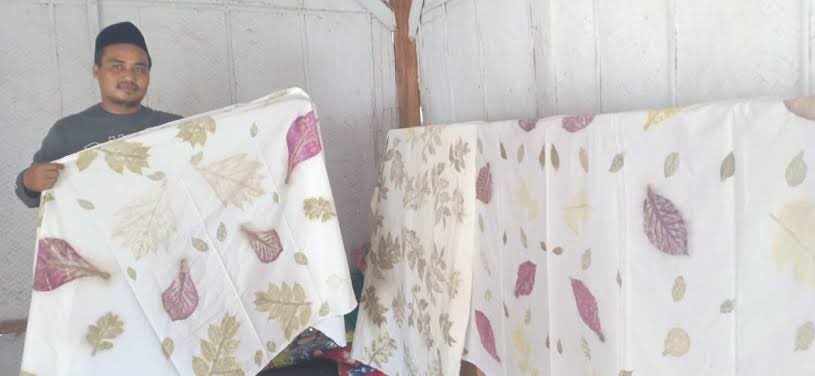 anabella17081's tweet photo. Ecoprint was interesting! 
You can make a bag, pouch, dress , hat and many other creative ways💕😻

Anabella rosalina-group 2
#universitasairlangga
#universitasudayana
#universitaskristenpetra
#ukp #pcu #surabali 
#surabali2020 https://t.co/umschc9MQK