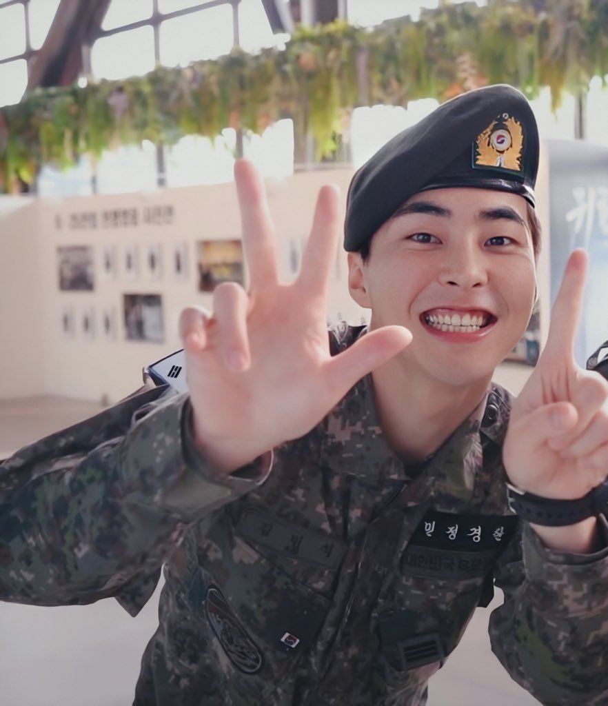 วันแรกที่พี่เข้ากรม  วันแรกที่พี่ออกจากกรม
รอยยิ้มพี่ยังสดใสไม่เคยเปลี่ยนเลย พี่ใหญ่ขอเอลี่ ยินดีต้อนรับกลับบ้านค้าบบ 
นับ1 💛 #XIUMIN_IS_BACK #EXOL
#XIUMIN #시우민_집으로_복귀완료 #시우민_집으로_복귀완료
