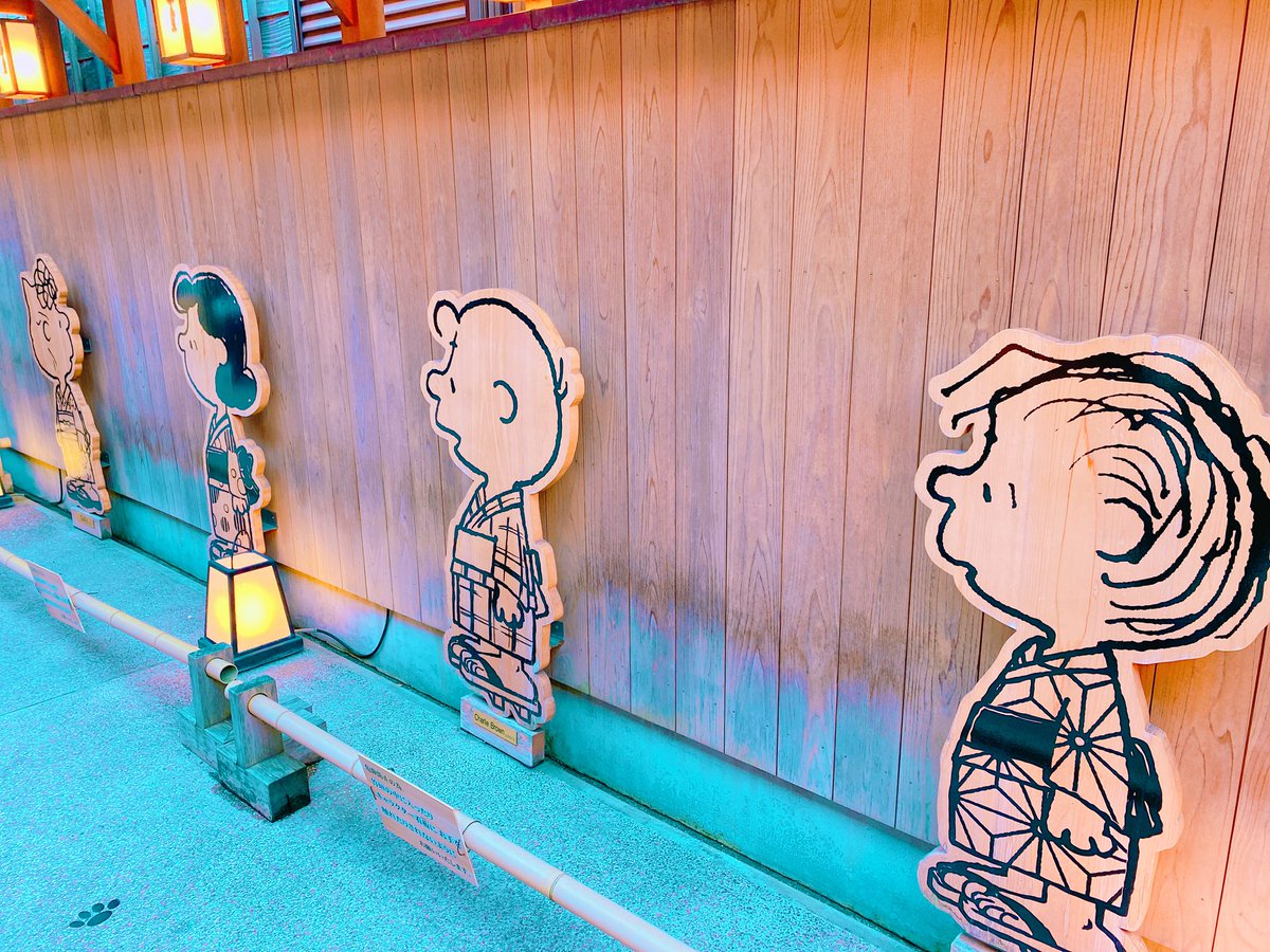 な み スヌーピー茶屋やっと行けた 事故渋滞で3時間近く 高速で停車してたから時間なくて パフェとか食べれなかったけど グッズは買えたし 風呂敷までもらえて嬉しい 大好きなスヌーピーに 囲まれて幸せな空間