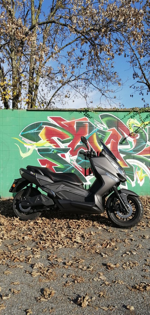 motoreetto's tweet photo. In questi giorni sto provando la praticità di questo scooterone cinese: #JonWay MJS-e. Non li amo, anzi, ma questo mi incuriosiva perché elettrico e con buone prestazioni (tipo un 250cc) e comfort. https://t.co/Y9qftmy1CW