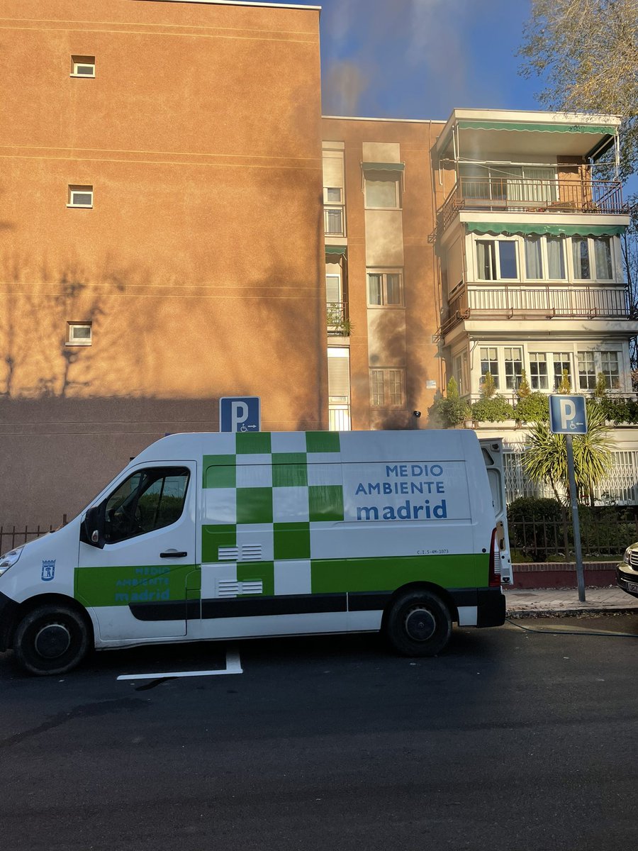 wickhamarina's tweet photo. Está muy bien que por fin limpien las hojas en los parques infantiles, pero esta furgoneta es toda una contradicción! @MADRID https://t.co/VxPWr91uDN