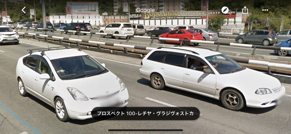 仮 日本と違い車は右側を走るロシアでも 極東だと日本の中古車が未だに多いようで 右ハンドル車 の多いウラジオストクのgoogleストリートビューで画像を拾ってみた 確かに右ハンドル車が多そう 1枚目の左側の車は明らかにプリウスだし3枚目の車は