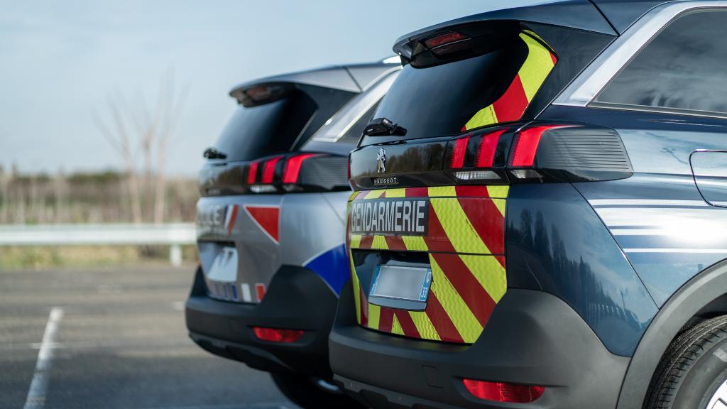 PeugeotFR's tweet photo. La #Peugeot5008 a été choisie par le @Interieur_Gouv comme véhicule de référence pour la @PoliceNationale et la @Gendarmerie.
Ce sont ainsi plus de 1200 véhicules qui seront fabriqués dans les usines du @GroupePSA de #Sochaux et #Rennes puis transformés sur le site #Poissy. https://t.co/5MgbFoMREp