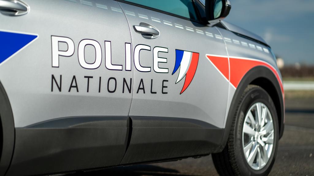 PeugeotFR's tweet photo. La #Peugeot5008 a été choisie par le @Interieur_Gouv comme véhicule de référence pour la @PoliceNationale et la @Gendarmerie.
Ce sont ainsi plus de 1200 véhicules qui seront fabriqués dans les usines du @GroupePSA de #Sochaux et #Rennes puis transformés sur le site #Poissy. https://t.co/5MgbFoMREp