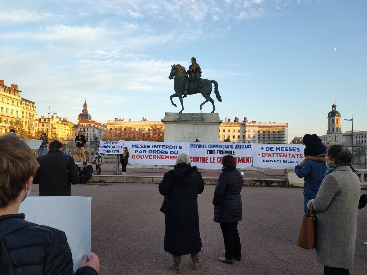 AF__Lyon's tweet photo. 🇫🇷 Le pays réel meurt !

➡️ Retour en images sur notre participation hier place Bellecour à Lyon pour le retour de la messe et la réouverture des commerces

✝️ "Notre société n'a que des banques pour cathédrales." disait Pierre Boutang.

#ObjectifMesse https://t.co/8ks26SHBIF