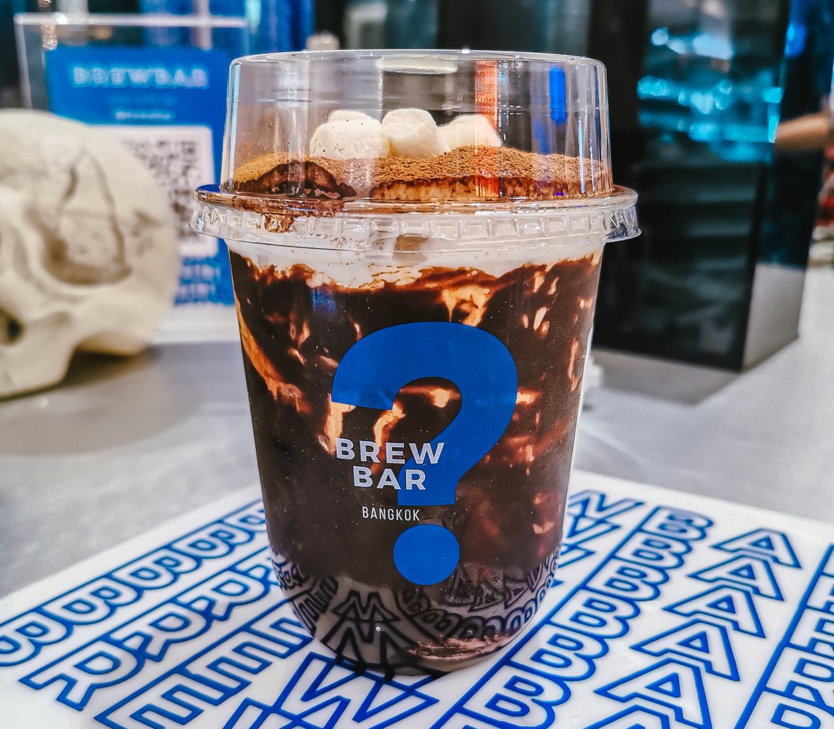 foodtellers's tweet photo. ร้าน Brew Bar สาขาเซ็นทรัลลาดพร้าว แนะนำ เมนูทองมณี คือ ชาไทยหอมมาก ไม่หวานด้วย ที่ชอบสุดคือด้านบนเป็นครีมบูเล่อร่อยมาก ทานพร้อมกับทองม้วนและขนมผิง ก็คือดี ส่วนเมนูอื่นๆ ก็ครีเอทไม่แพ้กัน ที่สำคัญอร่อยทุกเมนูค่ะ  #ไม่เคยชาแบบนี้มาก่อน #อร่อยไปแดก #อร่อยบอกต่อ @Brewbarbkk @aroii https://t.co/KLLOq0NDFJ